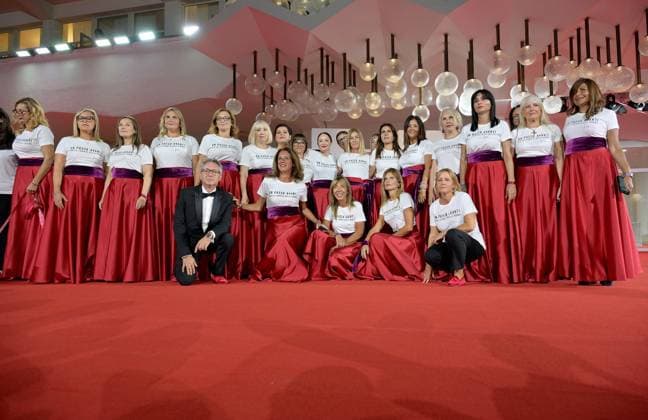 News Bilder des Tages Filmfestspiele in Venedig, Protest gegen Gewalt gegen Frauen auf dem Roten Teppich September 8, 2023, VENICE, ITALY: Members of Italian Parliament and people take part in a Flash-mob against the violence on women and feminicide on the Red Carpet during the Venice International Film Festival, in Venice, Italy, 08 September 2023. The 80th edition of the Venice Film Festival runs from 30 August to 09 September 2023. ANSA ETTORE FERRARI VENICE ITALY  - ZUMAa110 20230908_zaf_a110_100 Copyright: xEttorexFerrarix