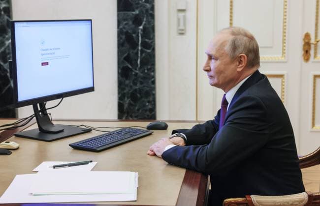 News Bilder des Tages Russia Putin Elections 8512202 09.09.2023 Russian President Vladimir Putin votes online during the Moscow mayoral election at the Kremlin in Moscow, Russia. The 2023 general elections in Russia will be held from Friday, September 8, to Sunday, September 10 - the single voting day. Direct elections of top officials will take place in 21 regions, and elections of local legislative bodies, in 20 territories. Mikhail Metzel Sputnik Moscow Russia  Copyright: xMikhailxMetzelx