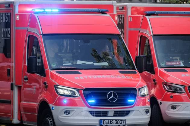 Feuerwehr und Notarzt, Symbolfotos Düsseldorf 09.09.2023 Rettungswagen Rettungsdienst Rettungstransportwagen RTW Krankenwagen Feuerwehr Notarzt Blaulicht Sondersignal Notfall Rettungseinsatz Drehlicht Rettung Wegerecht Rundumkennleuchte Einsatzleuchte Düsseldorf Nordrhein-Westfalen Deutschland *** Düsseldorf 09 2023 ambulance rescue service ambulance RTW ambulance fire department emergency doctor blue light special signal emergency rescue operation rotating light rescue right of way rotating beacon emergency light Düsseldorf North Rhine Westphalia Germany