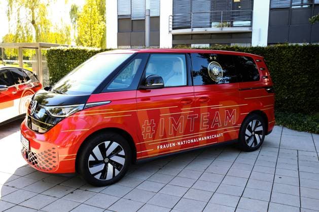 Der neue ID. Buzz im DFB Design - VW Volkswagen Autostadt ist ein Auslieferungszentrum für Neuwagen, ein Museum und ein Freizeitpark der Volkswagen AG in Wolfsburg in unmittelbarer Nähe des Volkswagenwerks. Sie wird von der Autostadt GmbH betrieben. Die Autostadt liegt direkt am Mittellandkanal zwischen der Wolfsburger Innenstadt und dem Volkswagenwerk. Die Gebäude und das 28 Hektar große Freigelände präsentieren zeitgenössische Architektur und Landschaftsarchitektur. Flächenmäßig gehört die Autostadt zu den größeren deutschen Freizeitparks. Der Zutritt ist kostenpflichtig, ab 18 Uhr, wenn die Pavillons schließen, ist der Eintritt kostenlos (außerhalb der Eventzeiten). Die Autostadt dient als Brandland dem Volkswagen-Konzern als Kommunikati