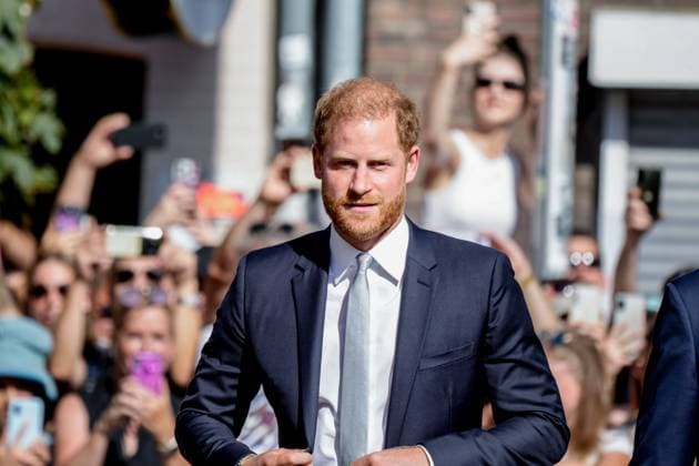 Entertainment Themen der Woche KW36 Entertainment Bilder des Tages Empfang der Stadt Duesseldorf im Vorfeld der Invictus Games im Rathaus Prinz Harry, Duke of Sussex im Portrait bei der Ankunft im Fraktionsinnenhof des Rathauses in Duesseldorf und Fans im Hintergrund zum Empfang der Gastgeberstadt Duesseldorf zu Beginn der Invictus Games 2023, Duesseldorf, 09.09.2023 Duesseldorf Nordrhein-Westfalen Deutschland *** Reception of the city of Duesseldorf in the run-up to the Invictus Games at the city hall Prince Harry, Duke of Sussex in portrait upon arrival in the caucus courtyard of the city hall in Duesseldorf and fans in the background for the reception of the host city Duesseldorf at the beginning of the Invictus Games 2023, Duesseldorf, 09 09 2023 Duesseldorf North Rhine Westphalia Germany