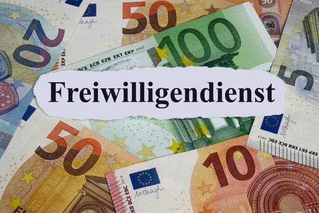 Geldscheine mit Freiwilligendienst Geldscheine mit Freiwilligendienst, 09.09.2023, Borkwalde, Brandenburg, Auf Geldscheinen liegt der Schriftzug Freiwilligendienst. *** Banknotes with voluntary service Banknotes with voluntary service, 09 09 2023, Borkwalde, Brandenburg, On banknotes lies the lettering voluntary service