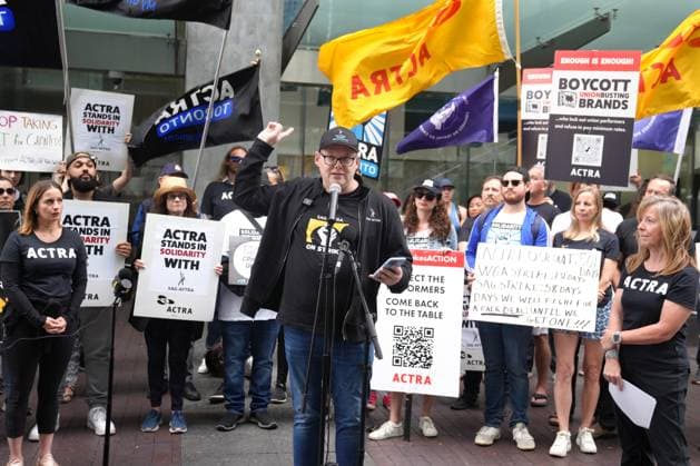 September 9, 2023, Toronto, ON, CAN: Duncan Crabtree-Ireland, the Screen Actors Guild - American Federation of Television and Radio Artists (SAG-AFTRA) Chief Negotiator, speaks , as he is joined by members of the Alliance of Canadian Cinema Television Radio Artists (ACTRA) as they unions hold a joint rally outside the Canadian headquarters of Amazon and Apple in Toronto, Saturday, Sept. 9, 2023, to protest corporate greed that is diminishing the livelihoods of their members. Toronto CAN - ZUMAc35_ 20230909_zaf_c35_048 Copyright: xChrisxYoungx