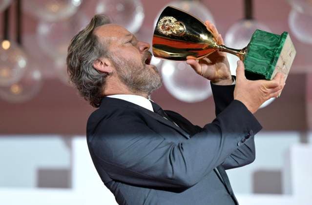 Bilder des Jahres 2023, Entertainment 09 September Entertainment Themen der Woche KW36 Entertainment Bilder des Tages September 9, 2023, Venice: US actor Peter Sarsgaard holds the Volpi Cup (Coppa Volpi) Award for Best Actor for his performance in the movie Ã Memory during the closing ceremony of the 80th annual Venice International Film Festival, in Venice, Italy, 09 September 2023. The 80th edition of the Venice Film Festival runs from 30 August to 09 September 2023. ANSA ETTORE FERRARI Venice  - ZUMAa110 20230909_zaf_a110_071 Copyright: xEttorexFerrarix