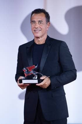 Venice Winners Red Carpet Matteo Garrone pose with the Silver Lion for Best Director and the Marcello Mastroianni Award for Best New Young Actor or Actress for ?Io Capitano? during the Winners Red Carpet as part of the 80th Venice Film Festival (Mostra) in Venice, Italy on September 09, 2023. Photo by Aurore Marechal ABACAPRESS.COM Venice Italy  Copyright: xMarechalxAurore ABACAx 867017_001 MarechalxAurore ABACAx 867017_001