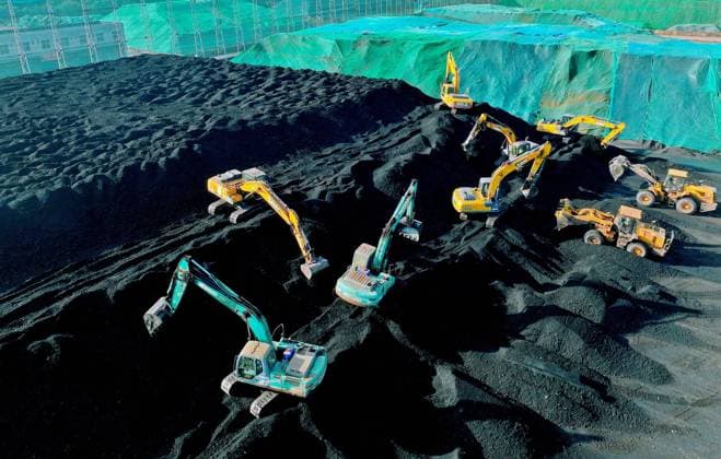 China Jiangsu Coal Transportation Excavators build a heap of coal on a dockyard of coal for power plants in Rugao, a city on the Yangtze River, in east China s Jiangsu province Saturday, Sept. 09, 2023., Credit:WU SHUJIAN Avalon CHINA, JIANGSU, RUGAO  Copyright: xWUxSHUJIANx xAvalonx 0804082657