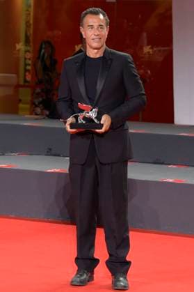 Matteo Garrone mit dem Silbernen Löwen für die best Regie bei Io capitano beim Photocall mit den Preisträgern der Biennale di Venezia 2023 80. Internationale Filmfestspiele von Venedig im Palazzo del Casino. Venedig, 09.09.2023
