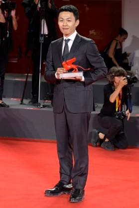 Hong-Chi Lee mit dem Luigi De Laurentiis Award für den besten Debütfilm Löwe der Zukunfft beim Photocall mit den Preisträgern der Biennale di Venezia 2023 80. Internationale Filmfestspiele von Venedig im Palazzo del Casino. Venedig, 09.09.2023