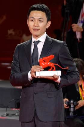 Hong-Chi Lee mit dem Luigi De Laurentiis Award für den besten Debütfilm Löwe der Zukunfft beim Photocall mit den Preisträgern der Biennale di Venezia 2023 80. Internationale Filmfestspiele von Venedig im Palazzo del Casino. Venedig, 09.09.2023