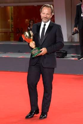 Peter Sarsgaard mit dem Coppa Volpi für den besten Darsteller in Memory beim Photocall mit den Preisträgern der Biennale di Venezia 2023 80. Internationale Filmfestspiele von Venedig im Palazzo del Casino. Venedig, 09.09.2023