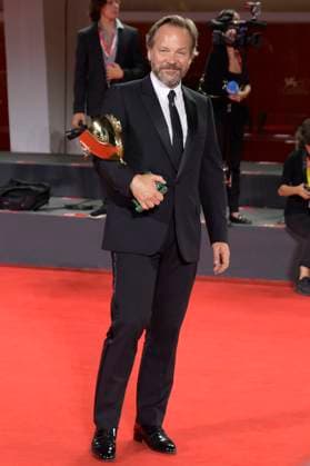 Peter Sarsgaard mit dem Coppa Volpi für den besten Darsteller in Memory beim Photocall mit den Preisträgern der Biennale di Venezia 2023 80. Internationale Filmfestspiele von Venedig im Palazzo del Casino. Venedig, 09.09.2023