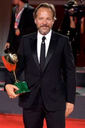 Peter Sarsgaard mit dem Coppa Volpi für den besten Darsteller in Memory beim Photocall mit den Preisträgern der Biennale di Venezia 2023 80. Internationale Filmfestspiele von Venedig im Palazzo del Casino. Venedig, 09.09.2023