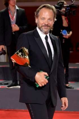 Peter Sarsgaard mit dem Coppa Volpi für den besten Darsteller in Memory beim Photocall mit den Preisträgern der Biennale di Venezia 2023 80. Internationale Filmfestspiele von Venedig im Palazzo del Casino. Venedig, 09.09.2023