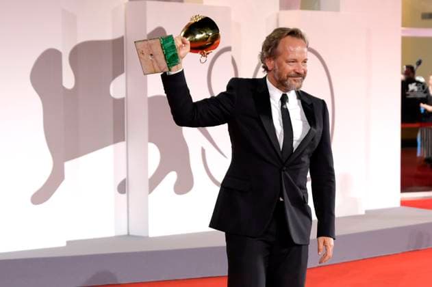 Peter Sarsgaard mit dem Coppa Volpi für den besten Darsteller in Memory beim Photocall mit den Preisträgern der Biennale di Venezia 2023 80. Internationale Filmfestspiele von Venedig im Palazzo del Casino. Venedig, 09.09.2023