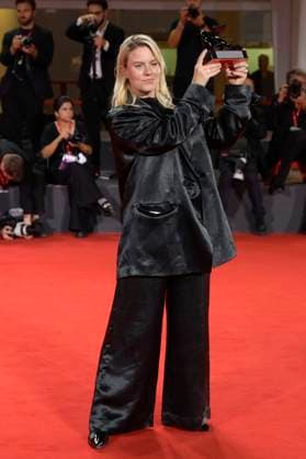 Mika Gustafson mit dem Regiepreis für Paradise Is Burning beim Photocall mit den Preisträgern der Biennale di Venezia 2023 80. Internationale Filmfestspiele von Venedig im Palazzo del Casino. Venedig, 09.09.2023
