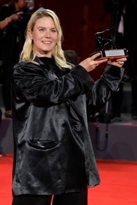 Mika Gustafson mit dem Regiepreis für Paradise Is Burning beim Photocall mit den Preisträgern der Biennale di Venezia 2023 80. Internationale Filmfestspiele von Venedig im Palazzo del Casino. Venedig, 09.09.2023