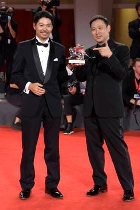 Hitoshi Omika und Ryusuke Hamaguchi mit dem Silbernen Löwen großer Preis der Jury für Evil Does Not Exist beim Photocall mit den Preisträgern der Biennale di Venezia 2023 80. Internationale Filmfestspiele von Venedig im Palazzo del Casino. Venedig, 09.09.2023
