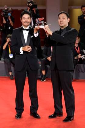 Hitoshi Omika und Ryusuke Hamaguchi mit dem Silbernen Löwen großer Preis der Jury für Evil Does Not Exist beim Photocall mit den Preisträgern der Biennale di Venezia 2023 80. Internationale Filmfestspiele von Venedig im Palazzo del Casino. Venedig, 09.09.2023