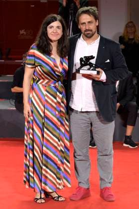 Julia Berkes und Gabor Reisz mit dem Horizons Best Film Award für Explanation for Everything beim Photocall mit den Preisträgern der Biennale di Venezia 2023 80. Internationale Filmfestspiele von Venedig im Palazzo del Casino. Venedig, 09.09.2023