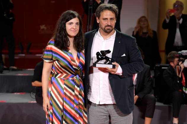 Julia Berkes und Gabor Reisz mit dem Horizons Best Film Award für Explanation for Everything beim Photocall mit den Preisträgern der Biennale di Venezia 2023 80. Internationale Filmfestspiele von Venedig im Palazzo del Casino. Venedig, 09.09.2023