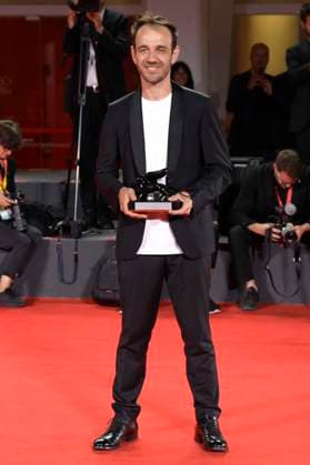 Erenik Beqiri mit dem Award für den besten Kurzfilm A Short Trip beim Photocall mit den Preisträgern der Biennale di Venezia 2023 80. Internationale Filmfestspiele von Venedig im Palazzo del Casino. Venedig, 09.09.2023