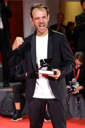 Erenik Beqiri mit dem Award für den besten Kurzfilm A Short Trip beim Photocall mit den Preisträgern der Biennale di Venezia 2023 80. Internationale Filmfestspiele von Venedig im Palazzo del Casino. Venedig, 09.09.2023