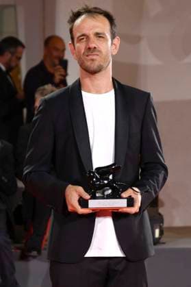 Erenik Beqiri mit dem Award für den besten Kurzfilm A Short Trip beim Photocall mit den Preisträgern der Biennale di Venezia 2023 80. Internationale Filmfestspiele von Venedig im Palazzo del Casino. Venedig, 09.09.2023
