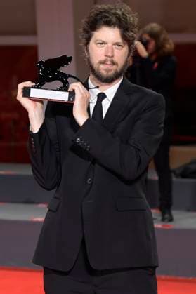 Alex Braverman mit dem Löwen für den besten Dokumentarfilm Thank You Very Much beim Photocall mit den Preisträgern der Biennale di Venezia 2023 80. Internationale Filmfestspiele von Venedig im Palazzo del Casino. Venedig, 09.09.2023
