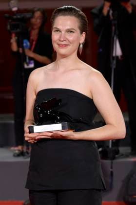 Celine Daemen mit dem großen Preis der Jury für Immersivität für Songs for a Passerby beim Photocall mit den Preisträgern der Biennale di Venezia 2023 80. Internationale Filmfestspiele von Venedig im Palazzo del Casino. Venedig, 09.09.2023