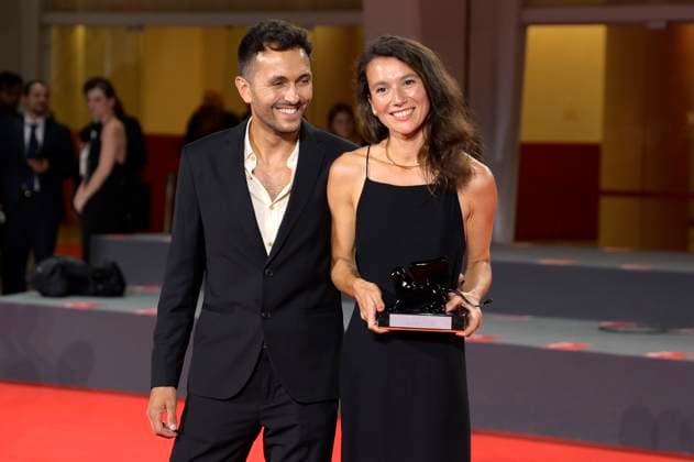 Ilan Cohen und Marion Burger mit dem Preis für immersive Leistungen bei Emperor beim Photocall mit den Preisträgern der Biennale di Venezia 2023 80. Internationale Filmfestspiele von Venedig im Palazzo del Casino. Venedig, 09.09.2023