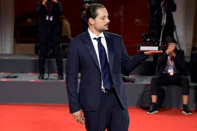 Alain Parroni mit dem Orizzonti Special Jury Award für Una Sterminata Domenica beim Photocall mit den Preisträgern der Biennale di Venezia 2023 80. Internationale Filmfestspiele von Venedig im Palazzo del Casino. Venedig, 09.09.2023