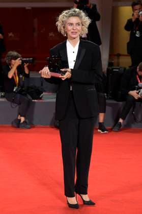 Margarita Rosa De Francisco mit dem Orizzonti Award für die beste Schauspielerin in El Paraiso beim Photocall mit den Preisträgern der Biennale di Venezia 2023 80. Internationale Filmfestspiele von Venedig im Palazzo del Casino. Venedig, 09.09.2023