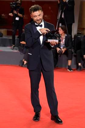 Enrico Maria Artale mit dem Orizzonti Award für das besten Drehbuch beim Photocall mit den Preisträgern der Biennale di Venezia 2023 80. Internationale Filmfestspiele von Venedig im Palazzo del Casino. Venedig, 09.09.2023