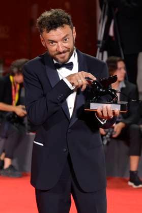 Enrico Maria Artale mit dem Orizzonti Award für das besten Drehbuch beim Photocall mit den Preisträgern der Biennale di Venezia 2023 80. Internationale Filmfestspiele von Venedig im Palazzo del Casino. Venedig, 09.09.2023