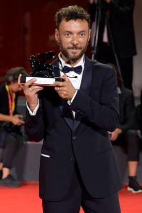 Enrico Maria Artale mit dem Orizzonti Award für das besten Drehbuch beim Photocall mit den Preisträgern der Biennale di Venezia 2023 80. Internationale Filmfestspiele von Venedig im Palazzo del Casino. Venedig, 09.09.2023