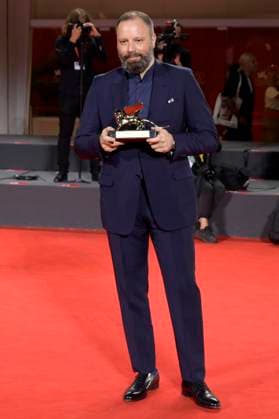 Yorgos Lanthimos mit dem Goldenen Löwen für den besten Fim Poor Things beim Photocall mit den Preisträgern der Biennale di Venezia 2023 80. Internationale Filmfestspiele von Venedig im Palazzo del Casino. Venedig, 09.09.2023
