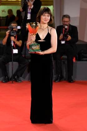 Cailee Spaeny mit dem Coppa Volpi für die besten Darstellerin in Priscilla beim Photocall mit den Preisträgern der Biennale di Venezia 2023 80. Internationale Filmfestspiele von Venedig im Palazzo del Casino. Venedig, 09.09.2023