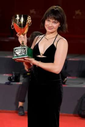 Cailee Spaeny mit dem Coppa Volpi für die besten Darstellerin in Priscilla beim Photocall mit den Preisträgern der Biennale di Venezia 2023 80. Internationale Filmfestspiele von Venedig im Palazzo del Casino. Venedig, 09.09.2023