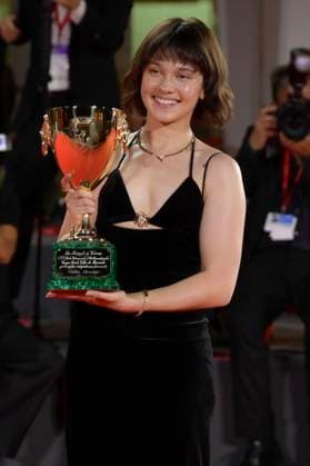Cailee Spaeny mit dem Coppa Volpi für die besten Darstellerin in Priscilla beim Photocall mit den Preisträgern der Biennale di Venezia 2023 80. Internationale Filmfestspiele von Venedig im Palazzo del Casino. Venedig, 09.09.2023