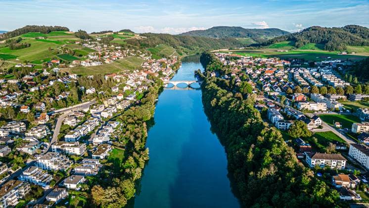 Eglisau ZH Blick entlang dem Rhein auf die auf beiden Seiten liegende Gemeinde Eglisau im Zürcher Unterland. (Eglisau, Schweiz, 02.09.2023) *** Eglisau ZH View along the Rhine River to the village of Eglisau in the Zurich Unterland Eglisau, Switzerland, 02 09 2023