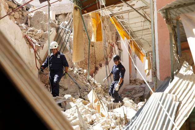 Bilder des Jahres 2023, News 09 September News Themen der Woche KW36 News Bilder des Tages Spanish members of United Firefighters Without Borders inspect the ruins of a building in the town of Mulay Ibrahim, 55 kilometers south of Marrakech and near the epicenter of the earthquake that occurred last Friday, which affected several provinces in the south of the country, and which for The moment has left a balance of more than 2,000 people dead and more than 2,000 injured, Morocco, 10 September 2023. A rescue team from the Army s Military Emergency Unit (UME), made up of 56 soldiers and 4 dogs, arrived in Marrakech this Sunday to work in an area located 25 kilometers from the epicenter of the earthquake, and it is planned to send other troops from Madrid, Malaga and Catalonia. The first EMU rescue team arrives in Morocco after the  Copyright: xMariaxTraspadernex GRAF8004 20230910-55011861857_1