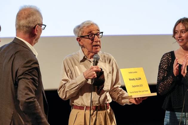 Bilder des Jahres 2023, Entertainment 09 September Entertainment Themen der Woche KW36 Entertainment Bilder des Tages Thierry FrÃ maux remet une plaque souvenir de son passage Ã Woody Allen prÃ sente en exclusivitÃ France son 50eme film intitulÃ Coup de chance tournÃ en francais avec ValÃ rie Lemercier, Lou de LÃ¢age, Niels Schneider et Melvin Poupaud Ã l Institut Lumiere Ã Lyon. CELEBRITES : Woody Allen - Coup de Chance avant-premiere exclusive en France - Institut Lumiere - Lyon - 10 09 2023 SandrineThesillat Panoramic 