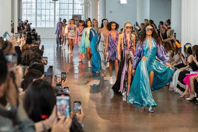 Entertainment Bilder des Tages Models wear creations by designer Custo Barcelona, during New York Fashion Week in Manhattan, USA, 10 September 2023. The Spanish designers Custo Barcelona and Agatha Ruiz de la Prada starred in the third day of New York Fashion Week, where they coincided in proposals full of color and freshness for the spring-summer 2024 season. Both headed the Fashion Designers of Latin America (FDLA) catwalk in a bright loft overlooking the Hudson River in Chelsea, Manhattan, where more than a dozen designers and a hundred models will pass through this Sunday, including some representatives of Miss Universe. Custo Barcelona and Agatha Ruiz de la Prada, color and freshness on the New York catwalk !ACHTUNG: NUR REDAKTIONELLE NUTZUNG!  Copyright: xAngelxColmenaresx AME8424 20230910-55011863565_1
