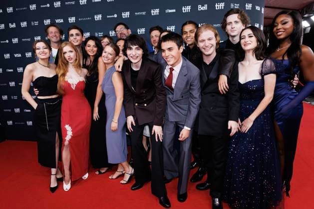 Bilder des Jahres 2023, Entertainment 09 September Entertainment Themen der Woche KW36 Entertainment Bilder des Tages September 10, 2023, TORONTO, ON, Canada: Co-Directors Finn Wolfhard, middle left, and Billy Bryk, middle right, pose for photos with the cast on the red carpet ahead of the premier of Hell Of A Summer at the Toronto International Film Festival, in Toronto, Sunday, Sept. 10, 2023. TORONTO Canada  - ZUMAc35_ 20230910_zaf_c35_173 Copyright: xColexBurstonx
