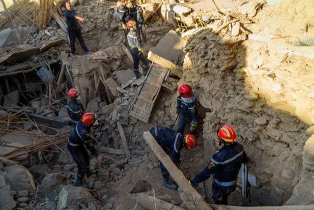 Bilder des Jahres 2023, News 09 September News Themen der Woche KW36 News Bilder des Tages September 10, 2023, Amizmiz, Morocco: Firefighters are seen digging among the rubbles in search of survivors in the aftermath of the earthquake. In a race against time, search and rescue teams are still trying to save those trapped under the rubbles after the 6.8 magnitude earthquake that hit 8th September 70 km south of Marrakesh and was one of the strongest and deadliest in Morocco s history, with a death toll of more than 2000 people and thousands of injured. Amizmiz Morocco - ZUMAs197 20230910_aaa_s197_116 Copyright: xDavidexBonaldox