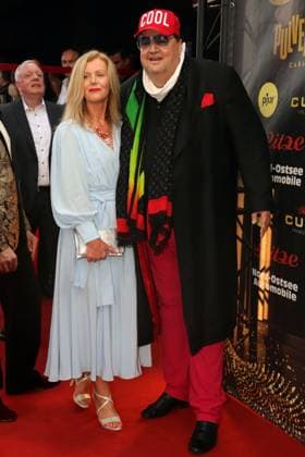 Bilder des Jahres 2023, Entertainment 09 September Entertainment Themen der Woche KW36 Entertainment Bilder des Tages Andreas Ellermann mit Freundin Ilka bei der 50 Jahre Jubiläumsgala des Pulverfass Cabaret auf dem roten Teppich. Ilka ist 45 Jahre alt und Dänin. Hamburg, der 10.09.2023 Andreas Ellermann mit Freundin Ilka bei der 50 Jahre Jubiläumsgala des Pulverfass Cabaret auf dem roten Teppich. Ilka ist 45 Jahre alt und Dänin., Hamburg-St. Pauli Hamburg Deutschland 50 Jahre Pulverfass Gala *** Andreas Ellermann with girlfriend Ilka at the 50th anniversary gala of the powder keg cabaret on the red carpet Ilka is 45 years old and Danish Hamburg, the 10 09 2023 Andreas Ellermann with girlfriend Ilka at the 50th anniversary gala of the powder keg cabaret on the red carpet Ilka is 45 years old and Danish , Hamburg St Pauli Hamburg Germany 50th anniversar