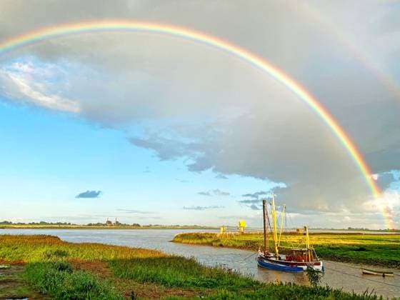  Frühmorgens, Regenbogen, Ems, Fischkutter, Binnenschiff, Ostfriesland, Deutschland, Europa *** Early morning, Rainbow, Ems, Fishing boat, Inland vessel, East Frisia, Germany, Europe Copyright: imageBROKER/WernerxWulf ibxwwu09627529.jpg
