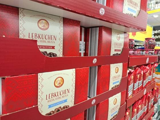 Weihnachtsgebaeck im Sommer 09.09.2023, Erfurt, Supermarkt, trotz sommerlicher Temperaturen um 30 Grad werden im Supermarkt bereits Weihnachtsartikel Weihnachtsgebaeck zum Verkauf angeboten im Bild: Lebkuchen in unterschiedlichen Varianten *** Christmas baked goods in the summer 09 09 2023, Erfurt, supermarket, despite summer temperatures around 30 degrees in the supermarket already Christmas articles Christmas baked goods are offered for sale in the picture gingerbread in different variants