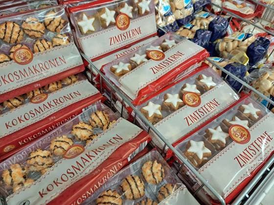 Weihnachtsgebaeck im Sommer 09.09.2023, Erfurt, Supermarkt, trotz sommerlicher Temperaturen um 30 Grad werden im Supermarkt bereits Weihnachtsartikel Weihnachtsgebaeck zum Verkauf angeboten im Bild: Kokosmakronen und Zimtsterne *** Christmas baked goods in the summer 09 09 2023, Erfurt, supermarket, despite summer temperatures around 30 degrees in the supermarket already Christmas articles Christmas baked goods are offered for sale in the picture coconut macaroons and cinnamon stars
