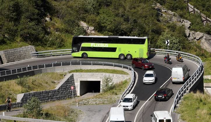 Foto Manuel Geisser 11.09.2023 Schweiz,Kanton Uri. Gotthardtunnel gesperrt. Bild : Autos fahren auf der Kantonsstrasse ins Tessin *** Photo Manuel Geisser 11 09 2023 Switzerland,Canton Uri Gotthard tunnel closed picture cars driving on the canton road to Ticino 
